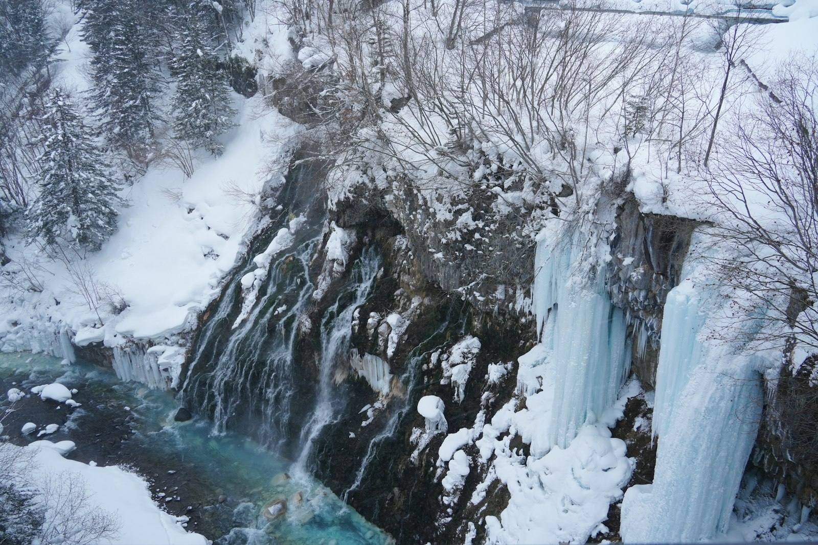 눈 쌓인 절벽 사이로 쏟아지는 겨울 흰수염폭포와 고드름