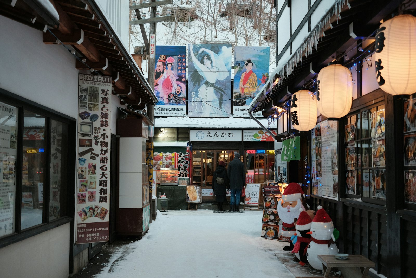 눈 내린 오타루 거리의 상점들, 등롱과 간판, 산타 인형